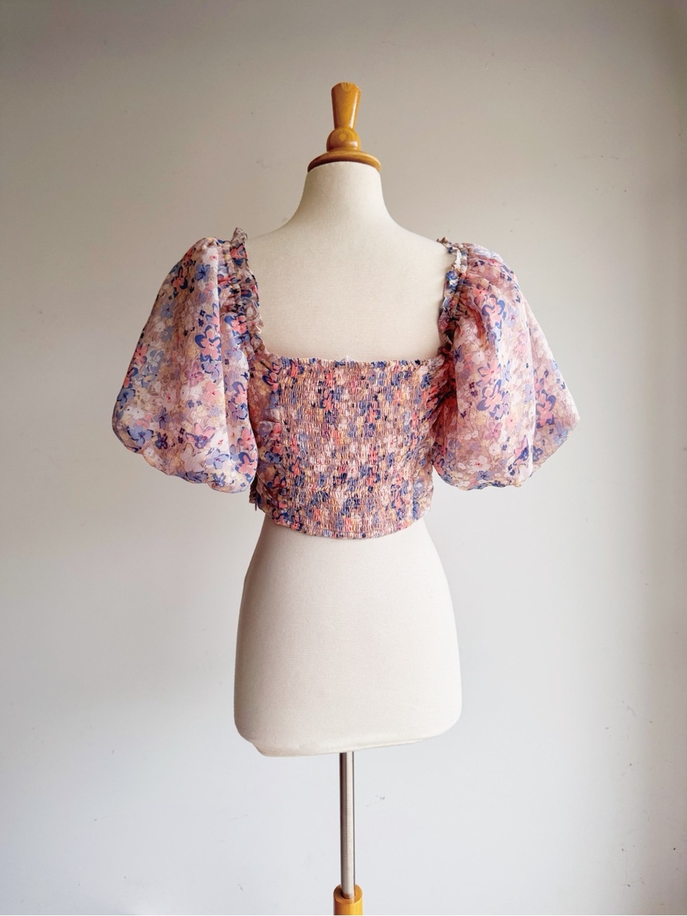 ASTR The Label Floral Smocked Puff Sleeve Crop Top Pastel Romantic M - Picture 4 of 5